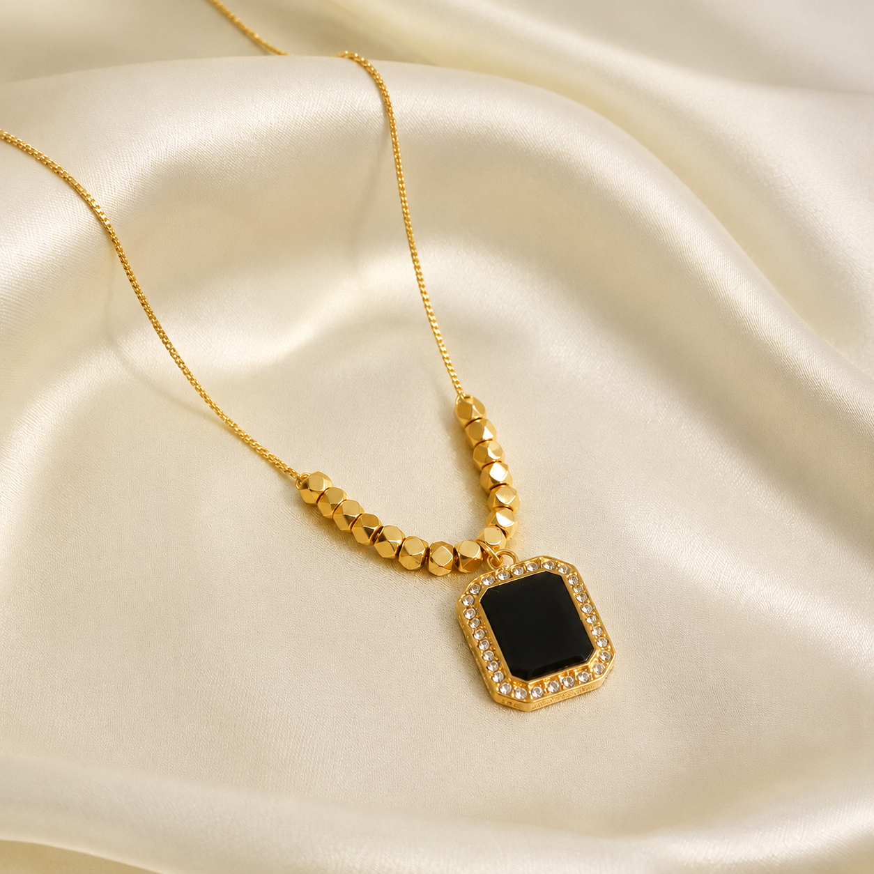 The Noire Pendant Necklace